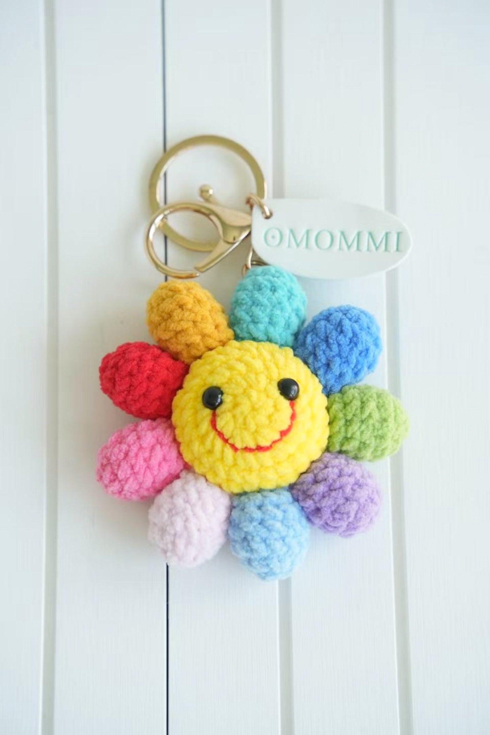 Handmade Crochet Smiley Daisy Keychain – Cute Rainbow Flower Bag Charm
